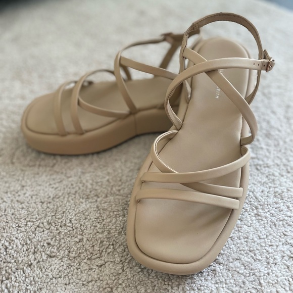 The sandals was using one time. The condition is absolutely good. Size 9 - Picture 4 of 6